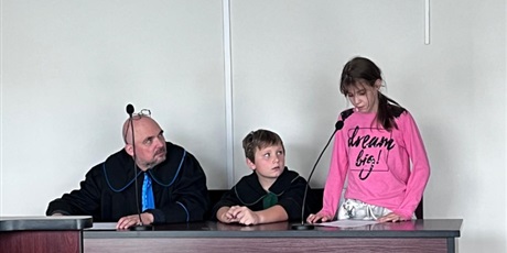 ⚖️ Czy można bezkarnie nazwać kogoś „sześćdziesioną” w Internecie? ⚖️