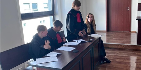 Powiększ grafikę: -czy-mozna-bezkarnie-nazwac-kogos-szescdziesiona-w-internecie--643507.jpg