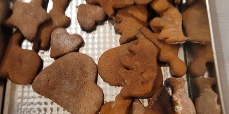 Powiększ grafikę: pieczenie-swiatecznych-pierniczkow-578350.jpg