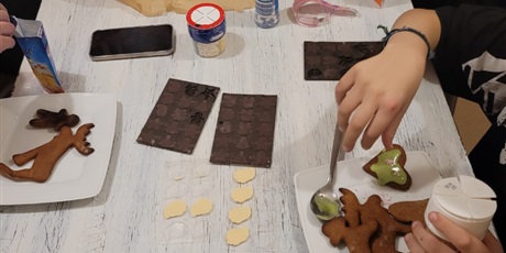 Powiększ grafikę: pieczenie-swiatecznych-pierniczkow-578351.jpg