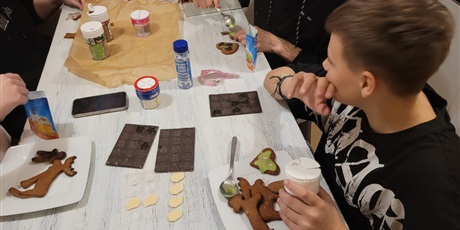 Powiększ grafikę: pieczenie-swiatecznych-pierniczkow-578352.jpg
