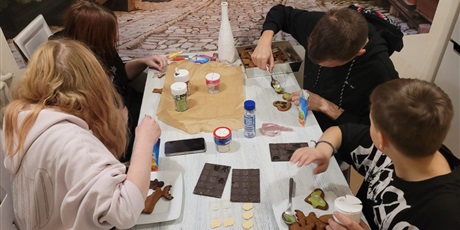 Powiększ grafikę: pieczenie-swiatecznych-pierniczkow-578353.jpg