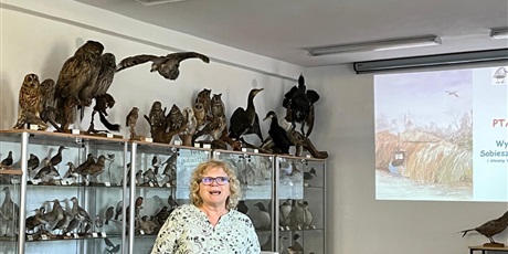 Powiększ grafikę: Kobieta w okularach w sali ornitologicznej prowadzi wykład z użyciem prezentacji wyświetlanej za pomocą projektora.
