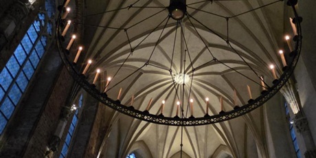 Powiększ grafikę: za-murami-najwiekszego-zamku-w-europie-668629.jpg