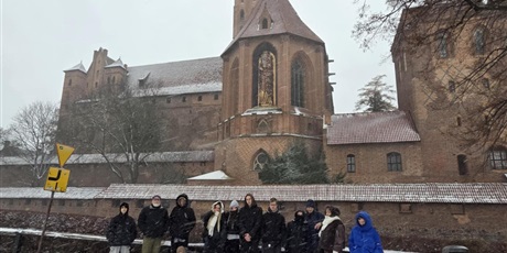 Powiększ grafikę: za-murami-najwiekszego-zamku-w-europie-668632.jpg