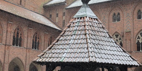 Powiększ grafikę: za-murami-najwiekszego-zamku-w-europie-668633.jpg