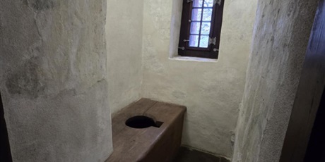 Powiększ grafikę: za-murami-najwiekszego-zamku-w-europie-668634.jpg